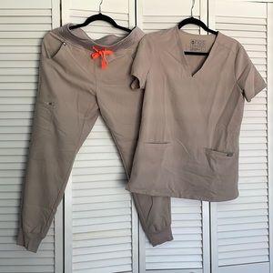 Figs scrub set Boulder, Zamora joggers S/P and Casama 3 pocket top. Limited Ed.